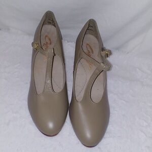 Capezio tan women's dance shoes Sz 7.5M